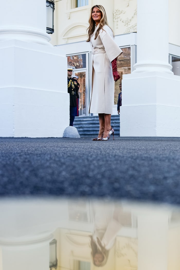 Melania Trump zeigte sich beim Empfang des Christbaums im weihnachtlichen Look.