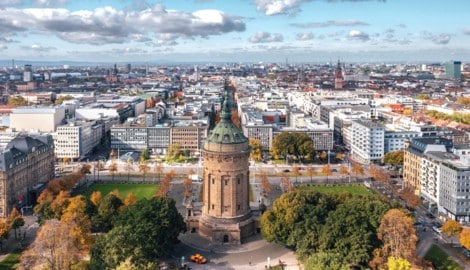 Der 1889 erbaute Wasserturm ist Wahrzeichen der Stadt. Im Hintergrund erkennt man die Quadrate ...