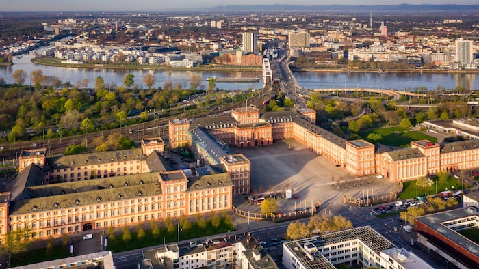 Blick auf das Barockschloss Mannheim und den Rhein.