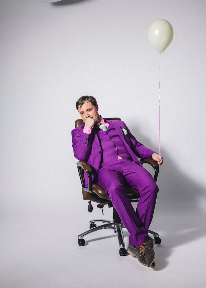 Robert Grießner erzählt in „ERNST“ über das Auf und ab in der Theaterbranche.