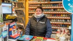 Birgit Hofer in der Trafik, in der sie bange Momente überstehen musste