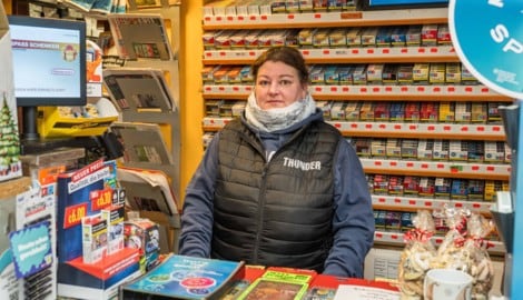 Birgit Hofer in der Trafik, in der sie bange Momente überstehen musste