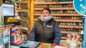 Birgit Hofer in der Trafik, in der sie bange Momente überstehen musste