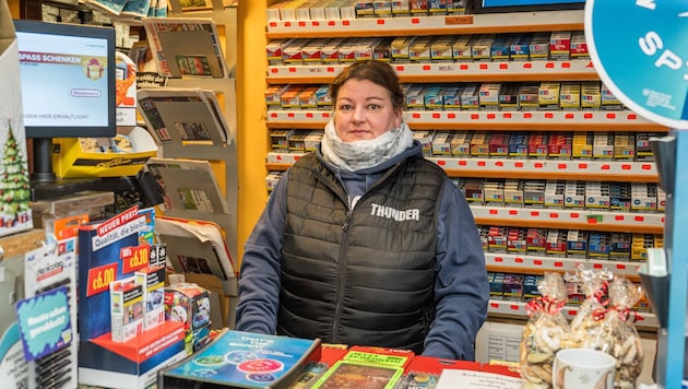 Birgit Hofer in der Trafik, in der sie bange Momente überstehen musste