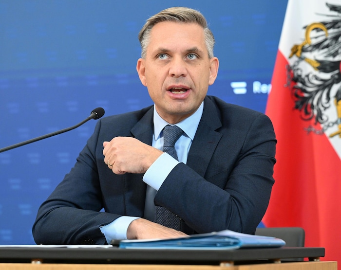 Wirtschaftsminister Wolfgang Hattmannsdorfer und seine Regierungskollegen sprechen von der ...