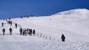 Adventwanderer im Aufstieg zum Stubeck-Gipfel in Oberkärnten.
