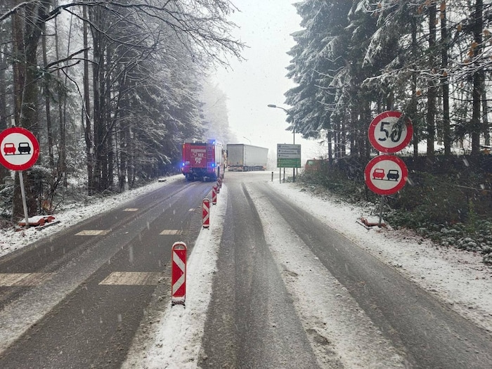 In Neumarkt blieb ein Lkw hängen.