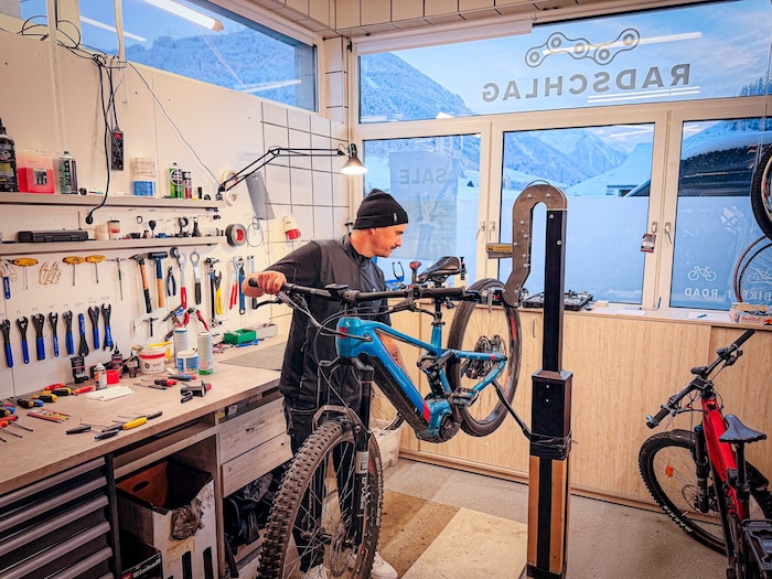 Martin in seiner Fachwerkstatt in Bruck an der Großglocknerstraße.