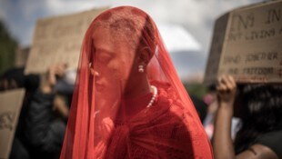 Die Aktivistin Khumo Maake auf einer Demonstration gegen geschlechtsspezifische Gewalt und ...