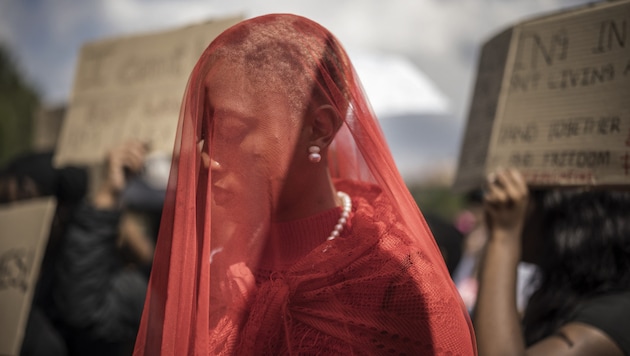 Die Aktivistin Khumo Maake auf einer Demonstration gegen geschlechtsspezifische Gewalt und ...
