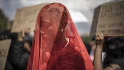 Die Aktivistin Khumo Maake auf einer Demonstration gegen geschlechtsspezifische Gewalt und ...