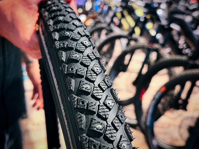 Wer viel im Winter radelt, sollte Spike-Reifen verwenden.