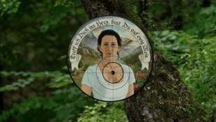 Teil des Kunstprojekts: Neue Schützenscheibe mit der Künstlerin, Design in der Tradition des 19. ...