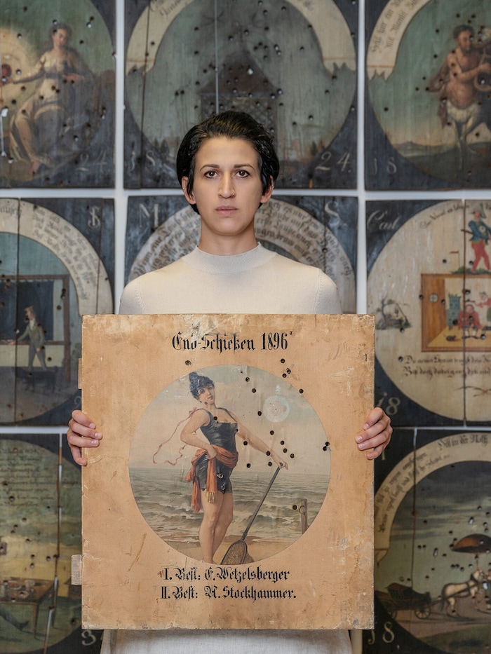 Elisa Andessner mit Schützenscheibe aus 1896 aus der Sammlung Innviertler Volkskundehaus Ried im ...