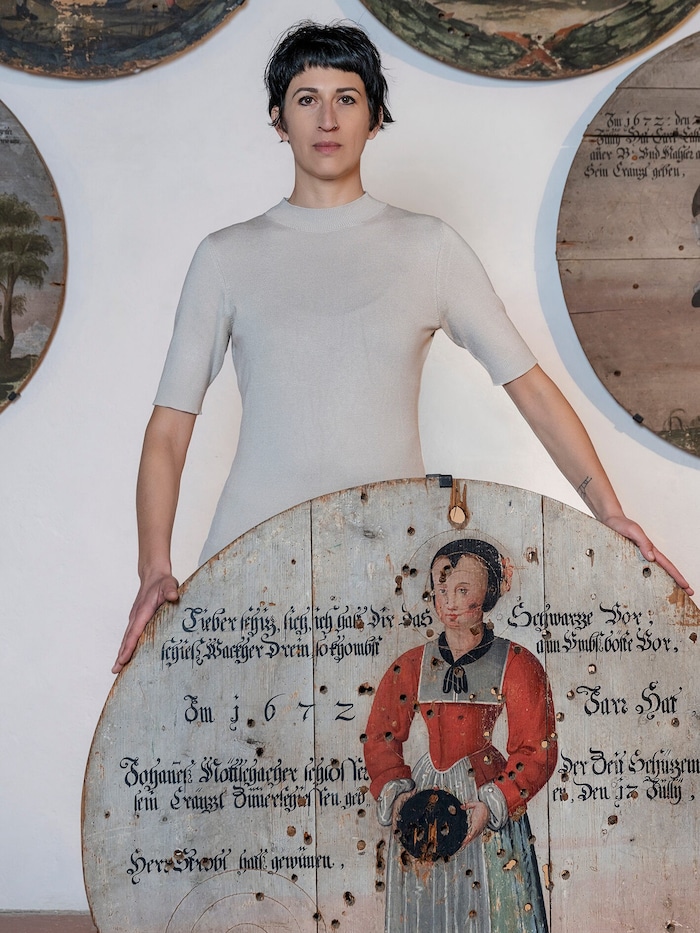 Elisa Andessner mit Schützenscheibe aus der Sammlung Museum Rupertiwinkel, Tittmoning