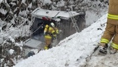 Das Fahrzeug kam auf der Seite zum Liegen.