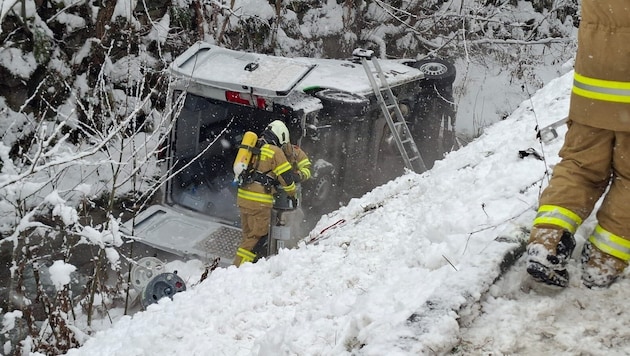 Das Fahrzeug kam auf der Seite zum Liegen.