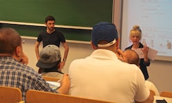 Der Disput um die Verantwortung für die Ausschreibung um Deutschkurse für Flüchtlinge geht ...