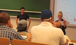 Der Disput um die Verantwortung für die Ausschreibung um Deutschkurse für Flüchtlinge geht ...