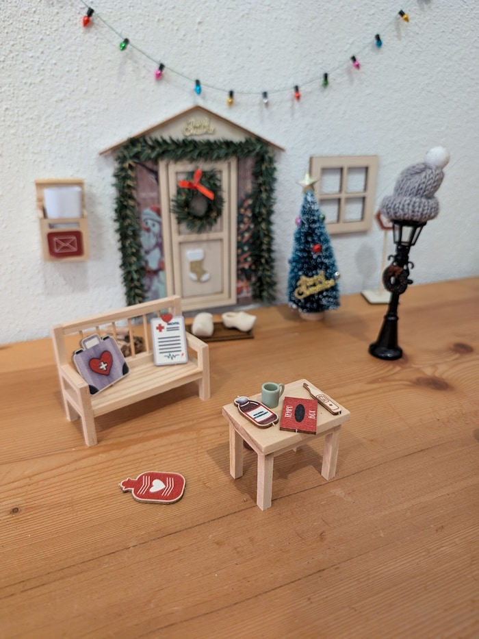 Eine kleine geheimnisvolle Tür, die plötzlich über der Sockelleiste erscheint: ein Event für ...