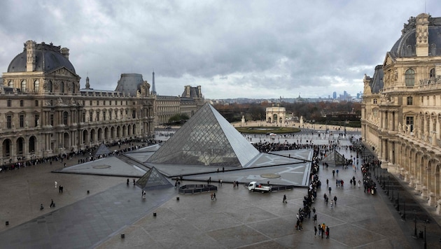 Bei dem Jahrhundertraub im Louvre wurden mehrere Juwelen gestohlen.