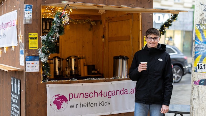 Austauschstudent Daan schenkt bei punsch4uganda aus.