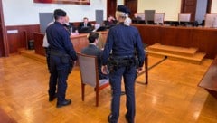 Der Angeklagte präsentiert sich im Mordprozess höflich und aufmerksam.