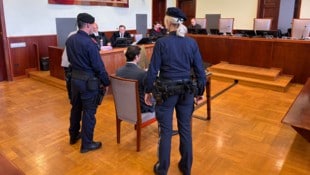 Der Angeklagte präsentiert sich im Mordprozess höflich und aufmerksam.