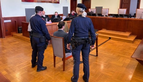 Der Angeklagte präsentiert sich im Mordprozess höflich und aufmerksam.