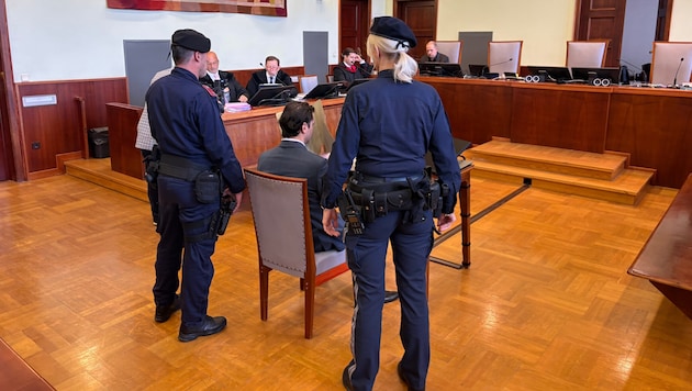 Der Angeklagte präsentiert sich im Mordprozess höflich und aufmerksam.