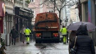 Dienstagnachmittag war der Kehrwagen eifrig unterwegs.