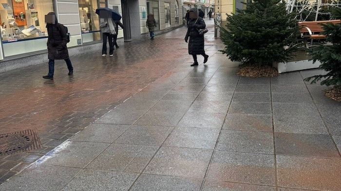 Schnell wurde ein Bindemittel auf den Straßen aufgebracht.