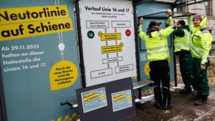 Info-Tafeln an den Stationen der Graz Linien künden vom Start der neuen Strecke durch den bisher ...