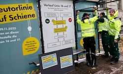 Info-Tafeln an den Stationen der Graz Linien künden vom Start der neuen Strecke durch den bisher ...