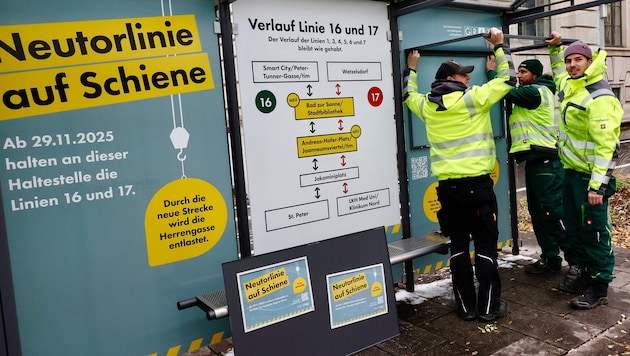 Info-Tafeln an den Stationen der Graz Linien künden vom Start der neuen Strecke durch den bisher ...