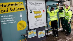 Info-Tafeln an den Stationen der Graz Linien künden vom Start der neuen Strecke durch den bisher ...