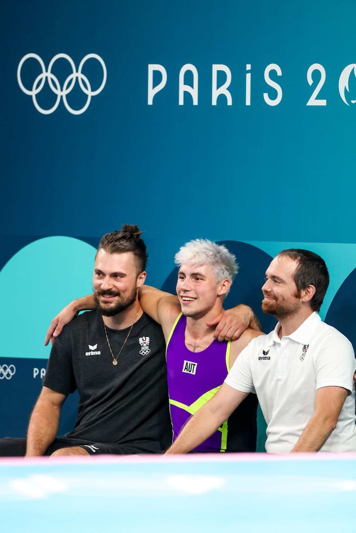 Benny Wizani bei den Olympischen Spielen in Paris mit Trainer Willi Wöber (re.) und ...