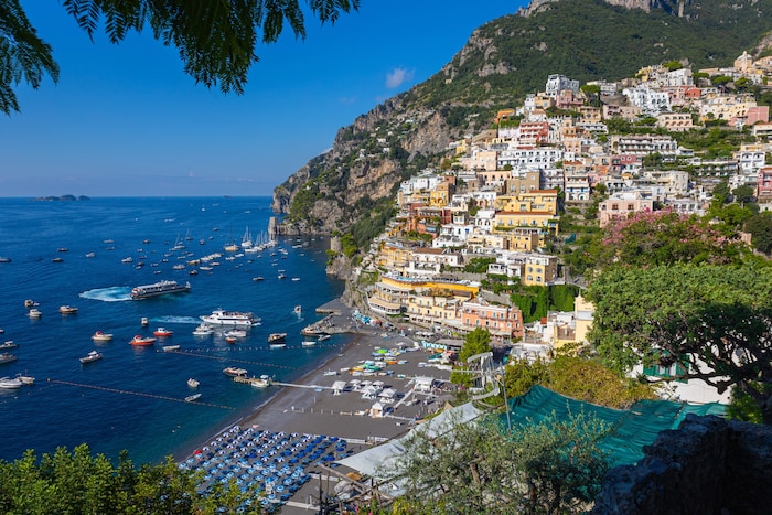 Die Bucht von Positano, einer der Orte an der Adiraküste, die Eichinger mit ihrer ...