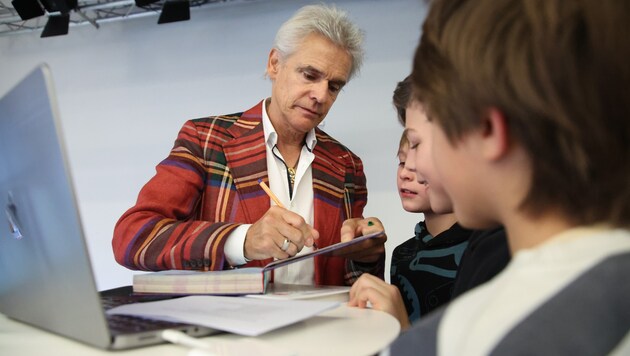 Der Autor durfte neue und alte Werke signieren.