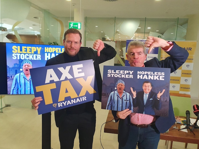 Ryanair-Boss Michael O’Leary (re.) und Andreas Gruber, Chef der Österreich-Tochter Laudamotion, ...