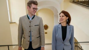 Maximilian Aigner wird von Karoline Edtstadler mit 24 zum Landesrat gemacht.