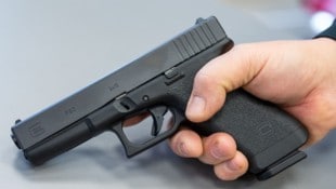 Die Pistole musste der Mann abgeben (Symbolbild).