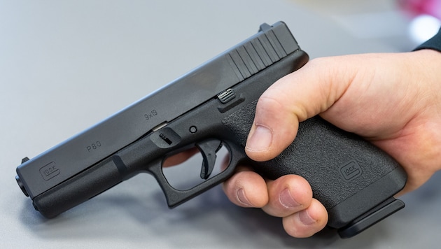 Die Pistole musste der Mann abgeben (Symbolbild).