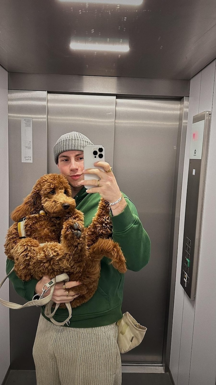 Benny Wizani mit seinem Hund Bailey.