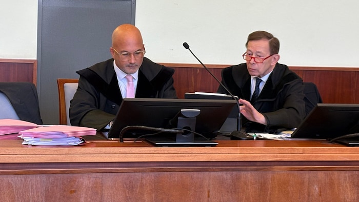 Rudolf Mayer (o. re.) und Nikolaus Rast verteidigen den Rumänen.