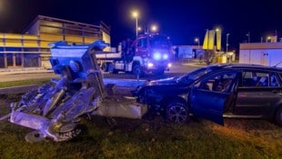 Der Pkw fuhr in dem Kreisverkehr direkt gegen die Skulptur.