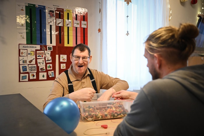 Sigi hat ein fröhliches, freundliches Wesen und liebt es zu basteln.