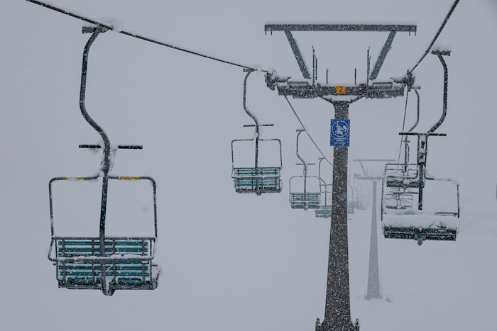 Alle 230 Sessel des maroden Skilifts stehen zum Verkauf