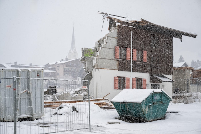 Die Reste der alten Einsatzzentrale des Roten Kreuzes in Rauris.