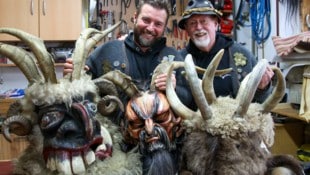 Hans Brugger und sein Sohn Hannes haben knapp 60 traditionelle Masken bei sich zu Hause. Heuer ...